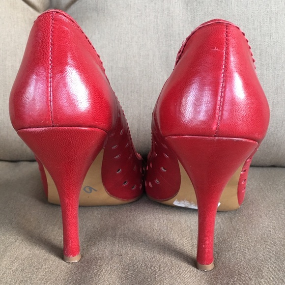 Guess sexy red cut out heart peep toe pumps - Picture 2 of 6